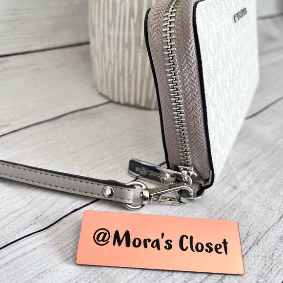 Michael Kors Wallet - Picture 2 of 9